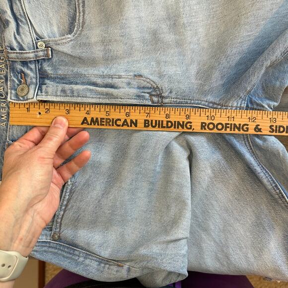 American Eagle Relaxed Mom Jeans Busted Knees 6 Light Wash - Picture 11 of 13